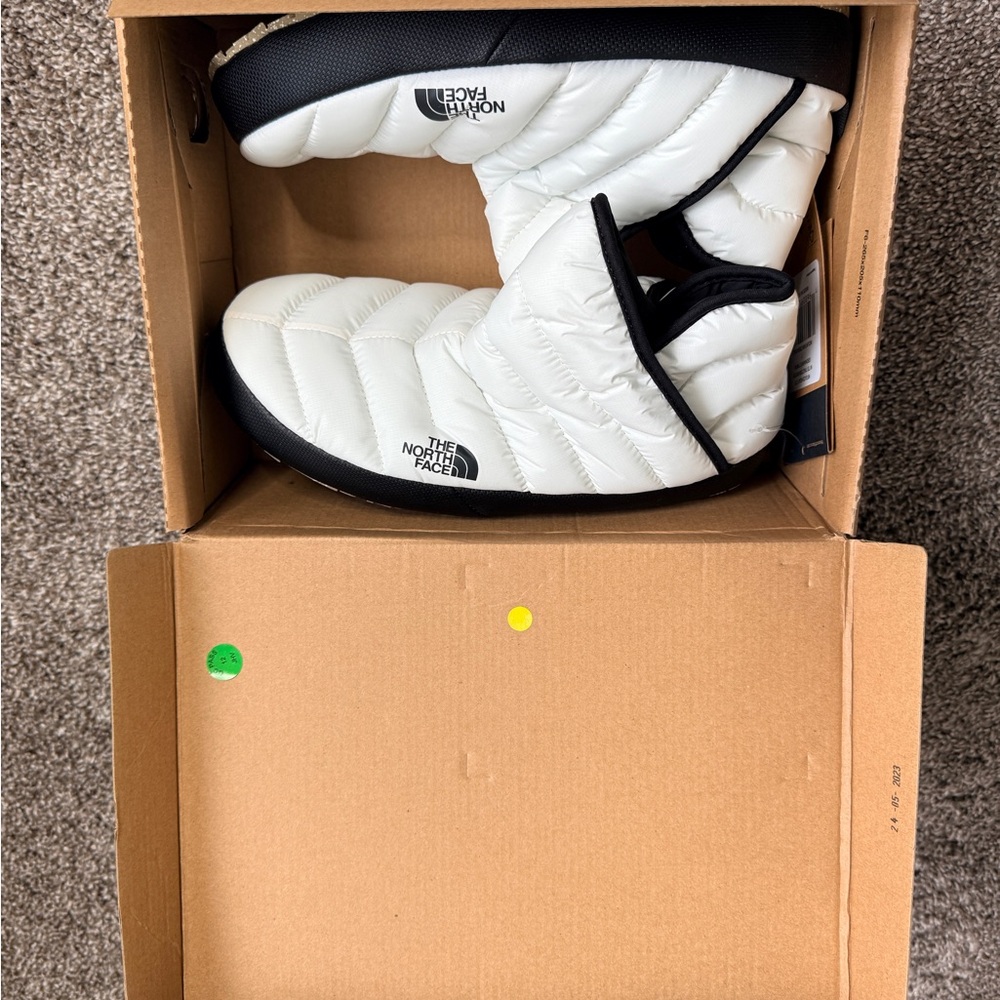 The North Face White Quilted Booties - Picture 3 of 8